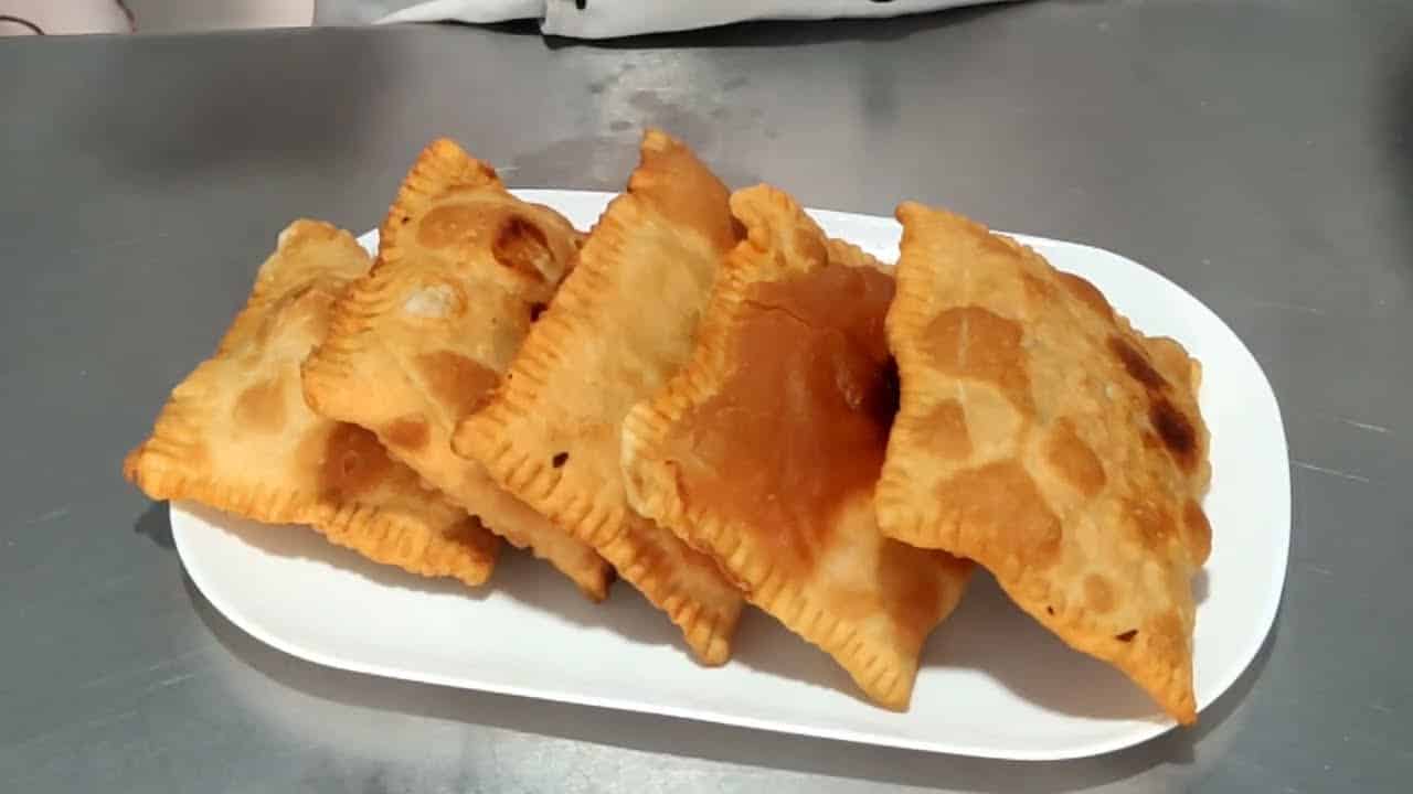 pastel de feira recheado com camarão e queijo