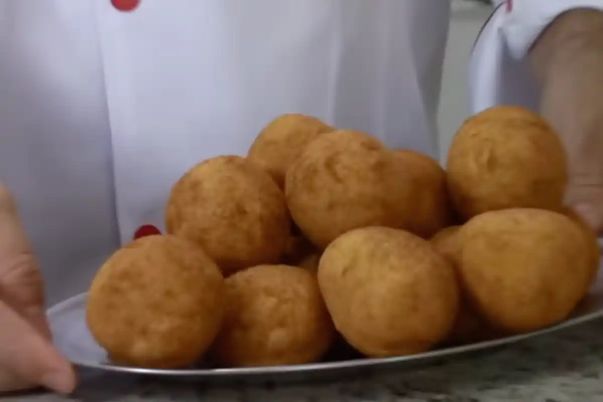 Bolinha de Milho Com Queijo