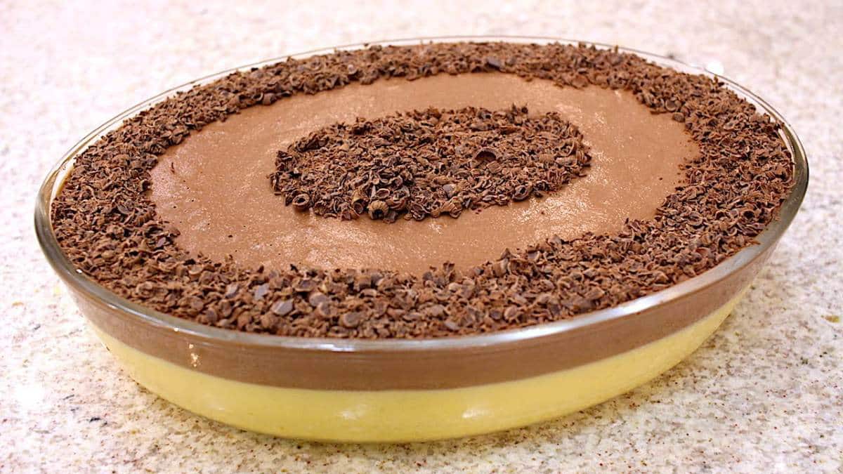 sobremesa de maracujá com chocolate na travessa